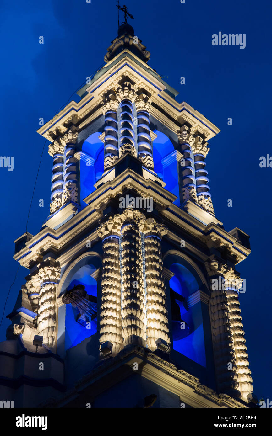 Immagine notturna del Templo conventuali de la Limpia Concepción de Nuestra Senora, una del XVII secolo la Chiesa cattolico romana Puebla, Messico Foto Stock