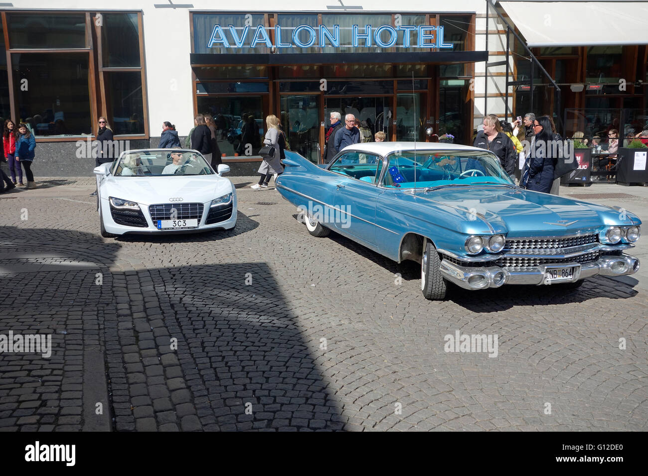 Nuovissima Audi R8 dal 2016 e CADILLAC DE VILLE DA 1959 con svedese piastra di licenza Foto Stock