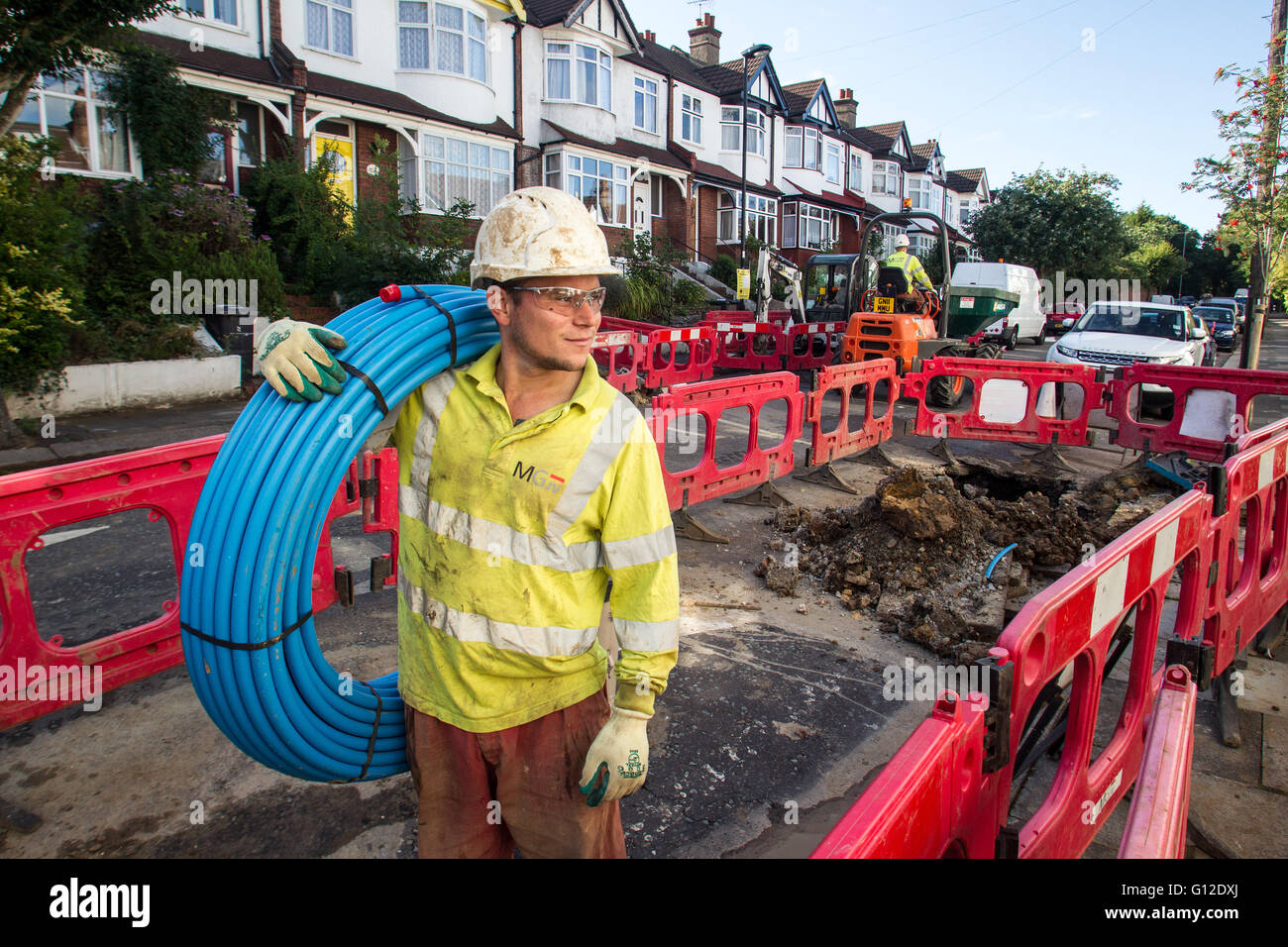 Acque reflue Engineer la posa di tubazioni in London Street Foto Stock