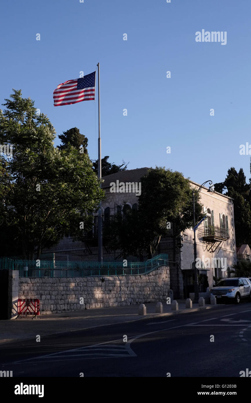 La bandiera americana sbatte sul Consolato Generale degli Stati Uniti in Agron Street, Gerusalemme Ovest Israele Foto Stock