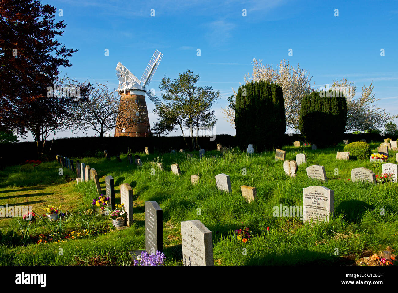 John Webb il mulino a vento e il sagrato della chiesa di San Giovanni Evangelista, Thaxted, Essex, Inghilterra, Regno Unito Foto Stock