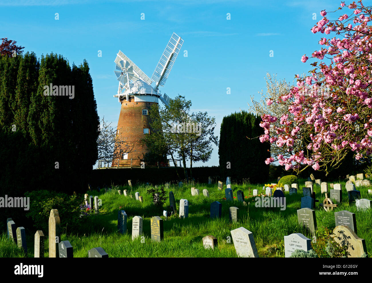John Webb il mulino a vento e il sagrato della chiesa di San Giovanni Evangelista, Thaxted, Essex, Inghilterra, Regno Unito Foto Stock