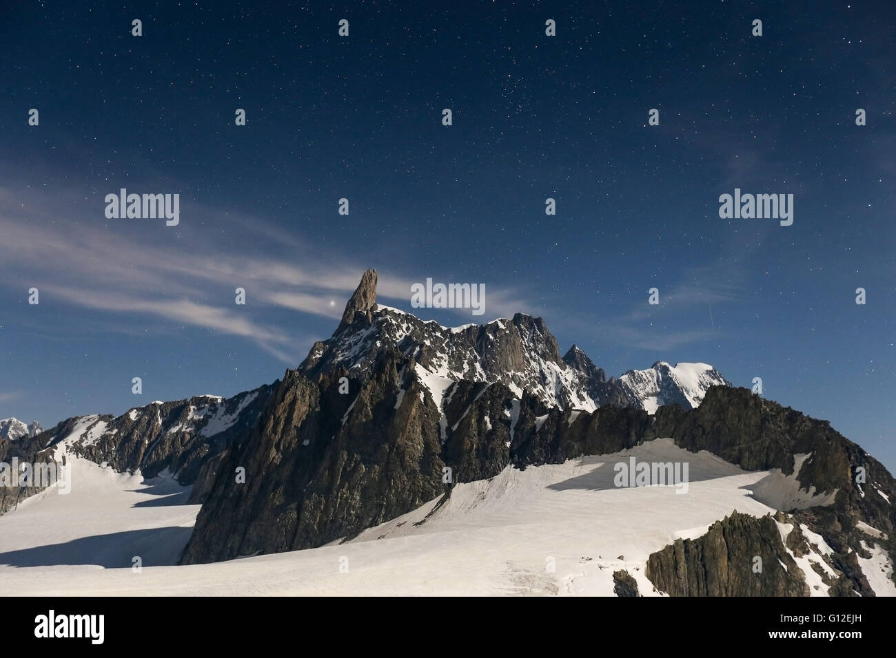 Al chiaro di luna sul Dent du Géant. Il gruppo del Monte bianco. Monte bianco. Alpi. Europa. Foto Stock