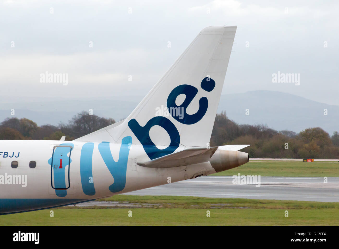 Flybe Embraer E175 corpo stretto passeggeri regionale piano livrea di coda. Foto Stock