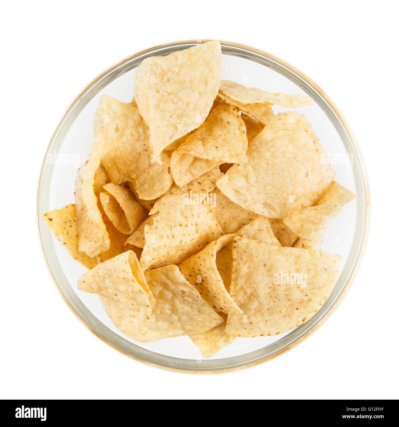 Ciotola di freschi tortilla chips isolato su bianco e visto dal di sopra. Foto Stock