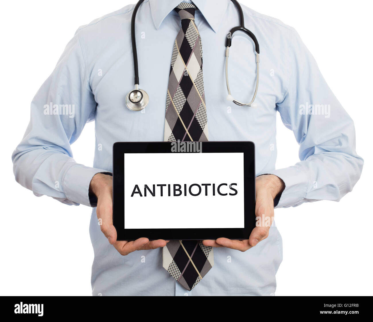 Medico, isolato su bianco backgroun, tenendo tavoletta digitale - antibiotici Foto Stock