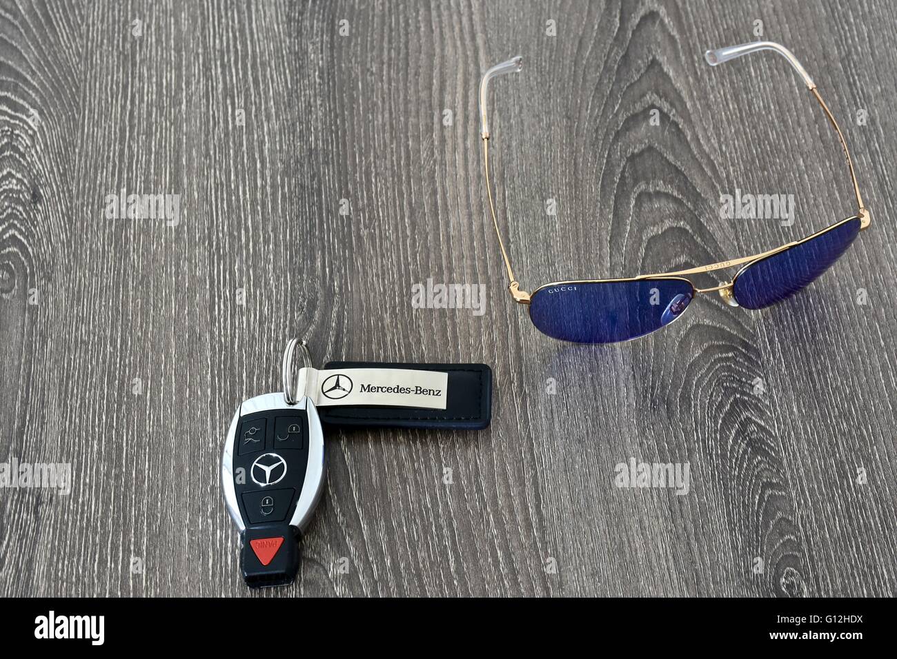 Una coppia di designer Gucci occhiali accanto a un insieme di Mercedes-Benz  le chiavi dell'auto Foto stock - Alamy