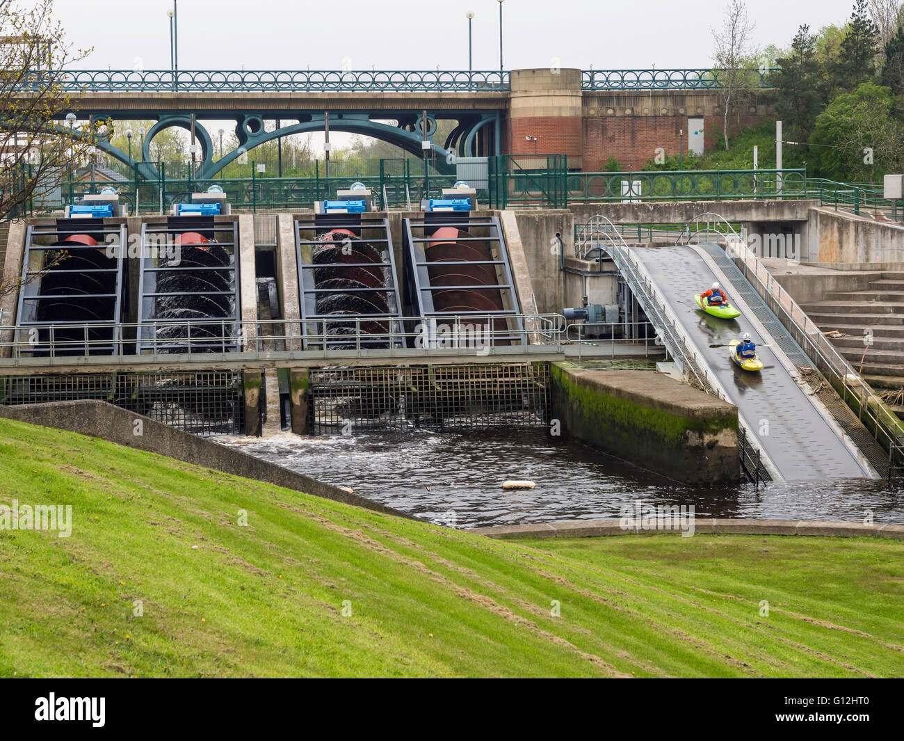Viti di Archimede a Tees Barrage pompa acqua ad alto livello per il corso di kayak con due kayak sul trasportatore Lazyboy Foto Stock