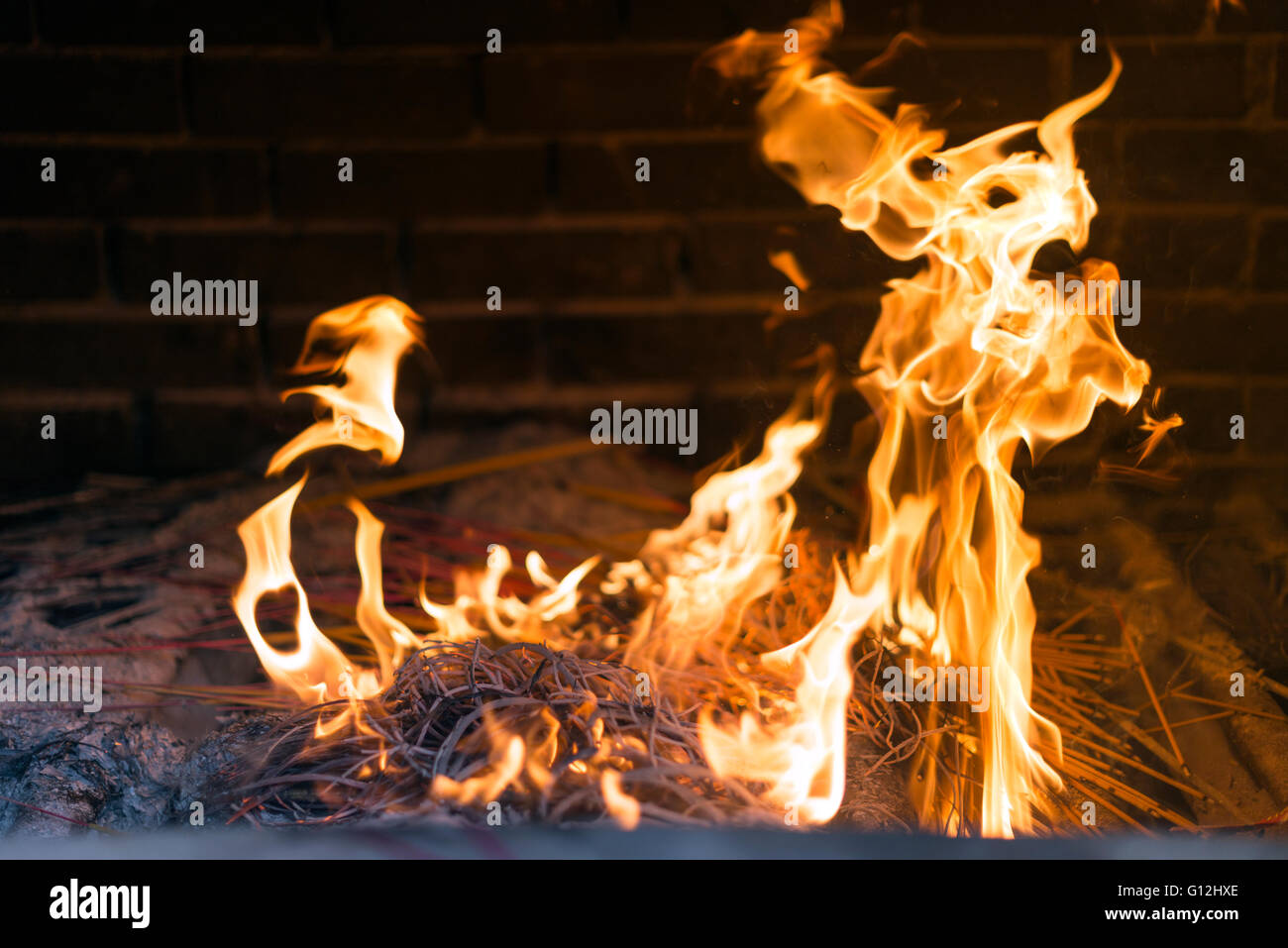 Il Sud Est Asiatico, Vietnam, Ho Chi Mihn City (Saigon), Cholon, Ongs Bon pagoda, fiamme in un bruciatore di denaro Foto Stock