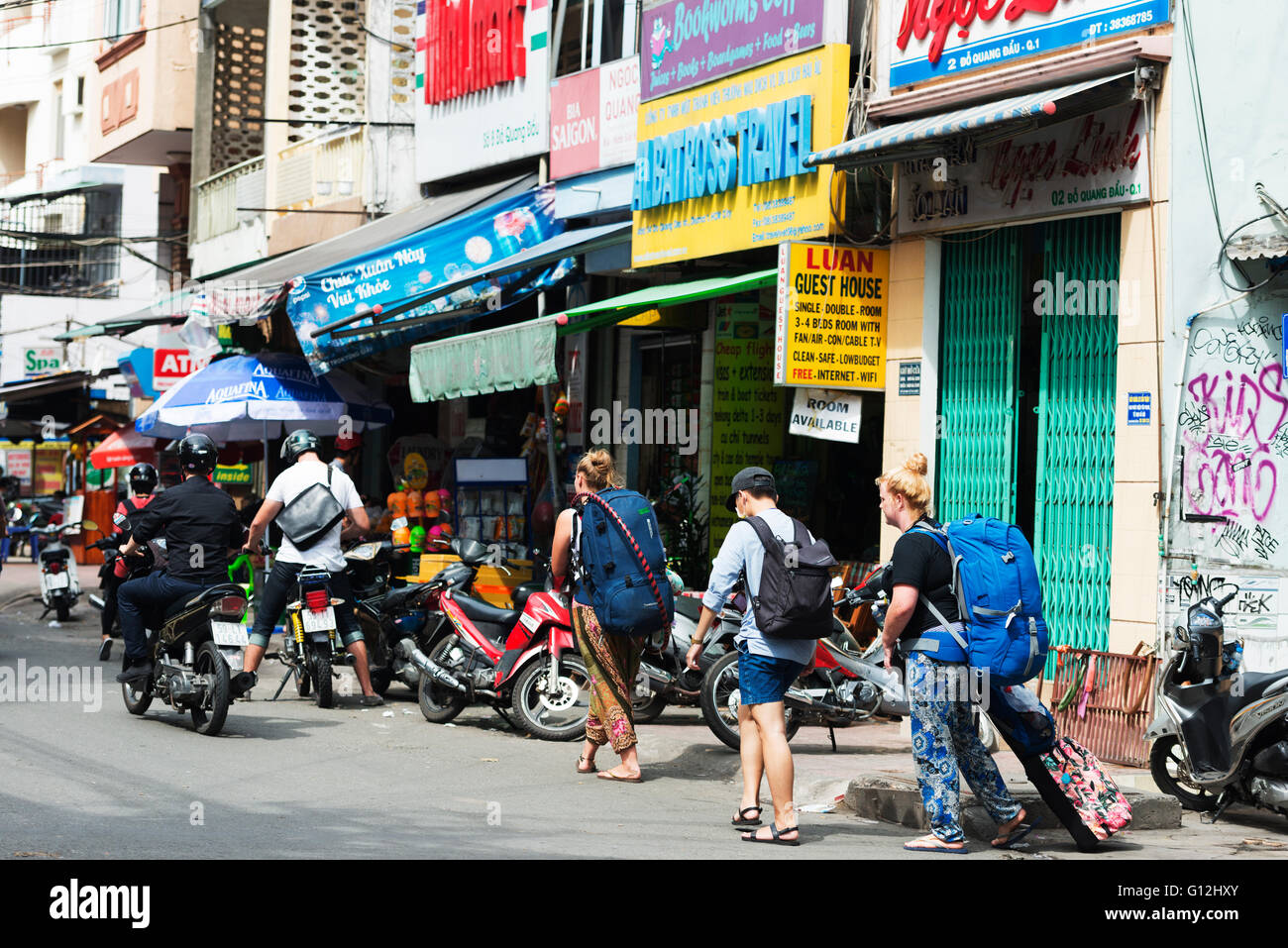 Il Sud Est Asiatico, Vietnam, Ho Chi Mihn City (Saigon), backpackers su una strada di città Foto Stock