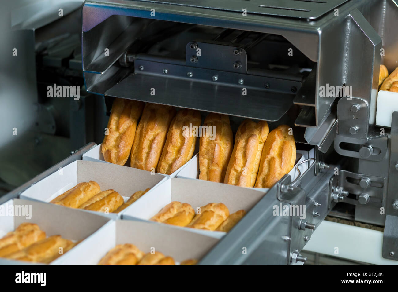 Scatole con prodotti di pasticceria sul trasportatore. Foto Stock