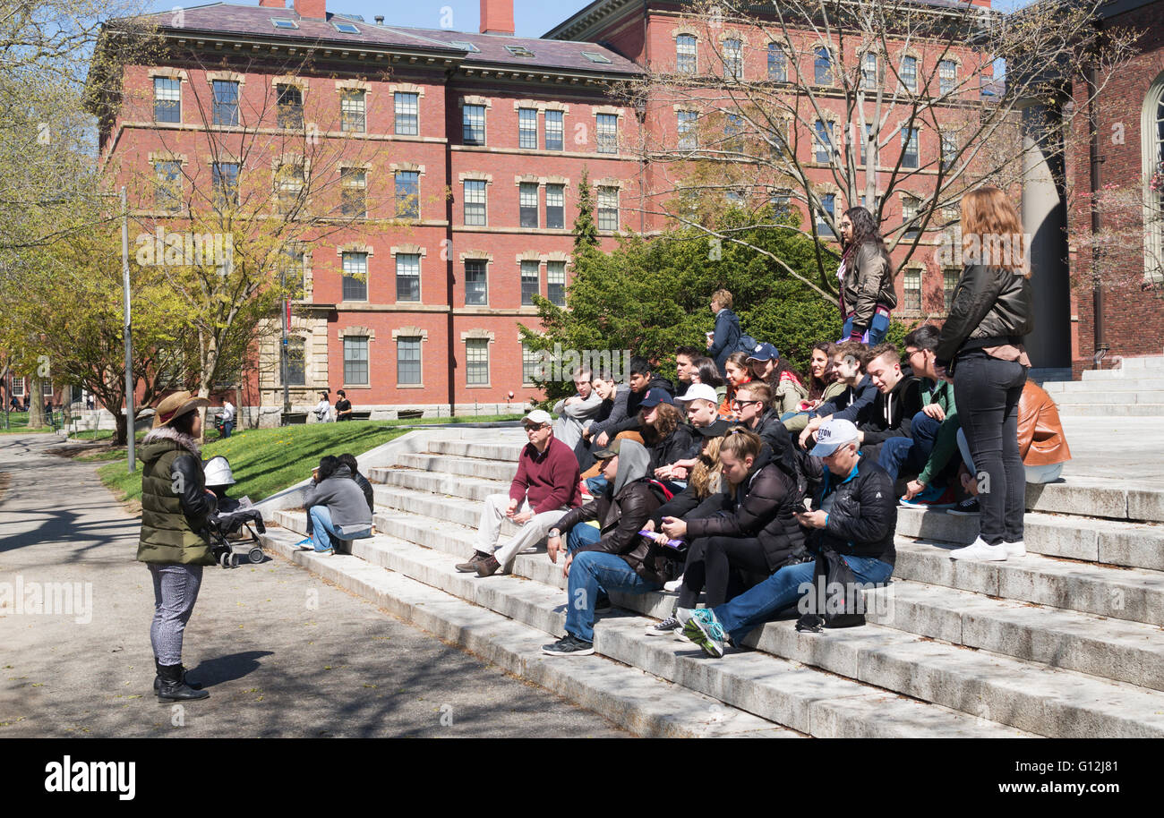 Un gruppo di visitatori con una guida turistica sui gradini della chiesa commemorativa presso la Harvard University di Cambridge, Massachusetts, STATI UNITI D'AMERICA Foto Stock