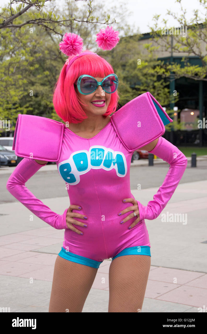 Un bellissimo modello sottile in un costume di spazio con una parrucca rosa  e le antenne di pubblicità per un concerto rock al Citi Field in NYC Foto  stock - Alamy