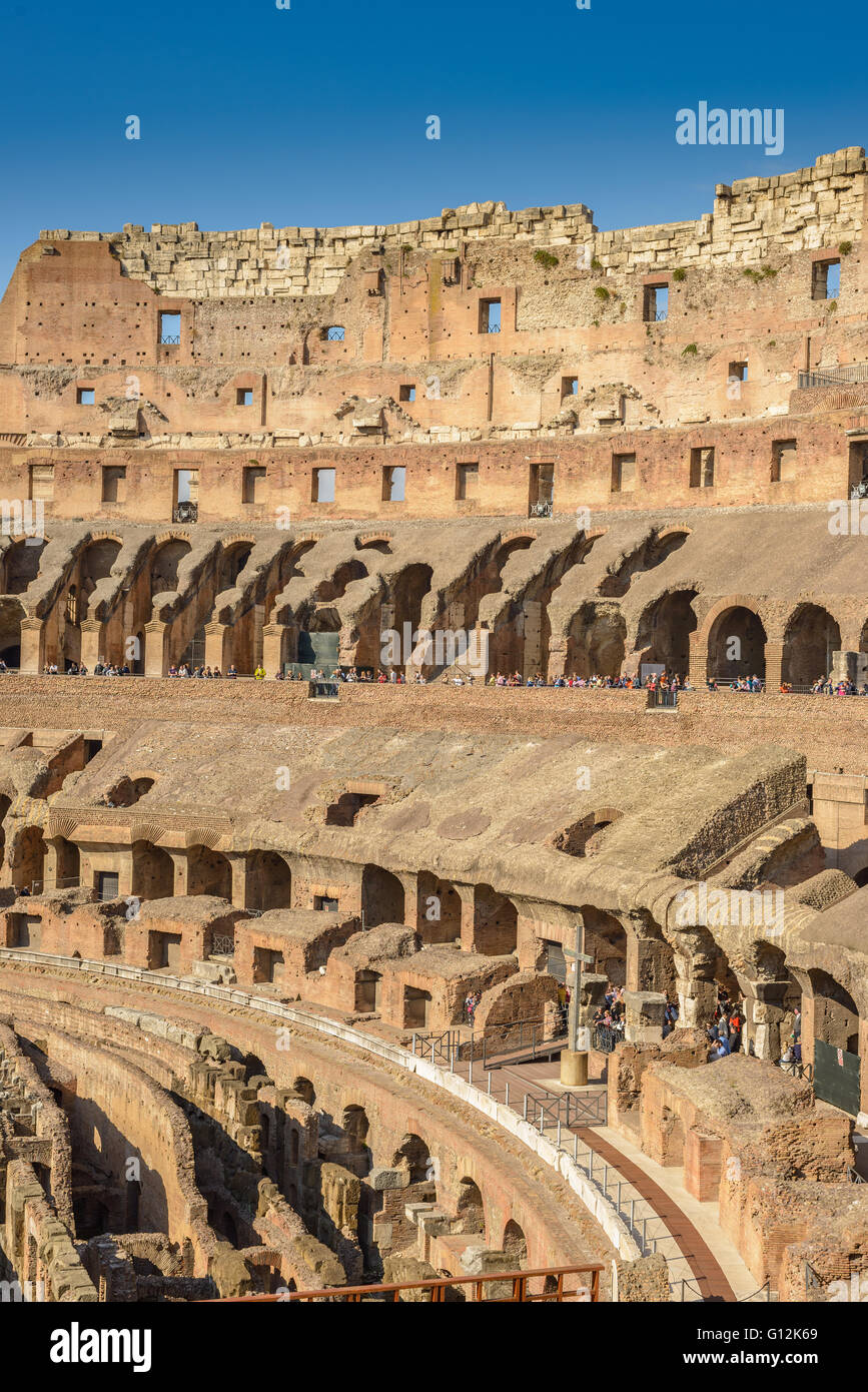Vista interna del Colosseo a Roma, Italia Foto Stock