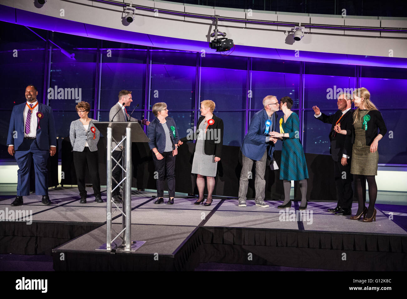 Londra, Regno Unito. Il 7 maggio, 2016. Il successo complessivo di Londra candidati congratularmi con ogni altro a City Hall. Foto Stock