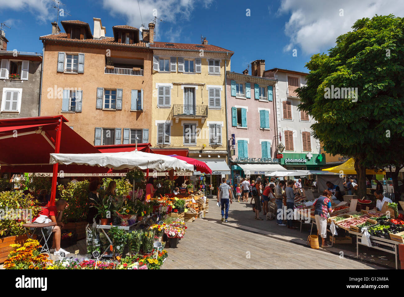 Gap, Hautes-Alpes. Estate mercato locale su Place aux Herbes con fiori colorati e facciate di edifici. Le Alpi Francesi, Francia Foto Stock