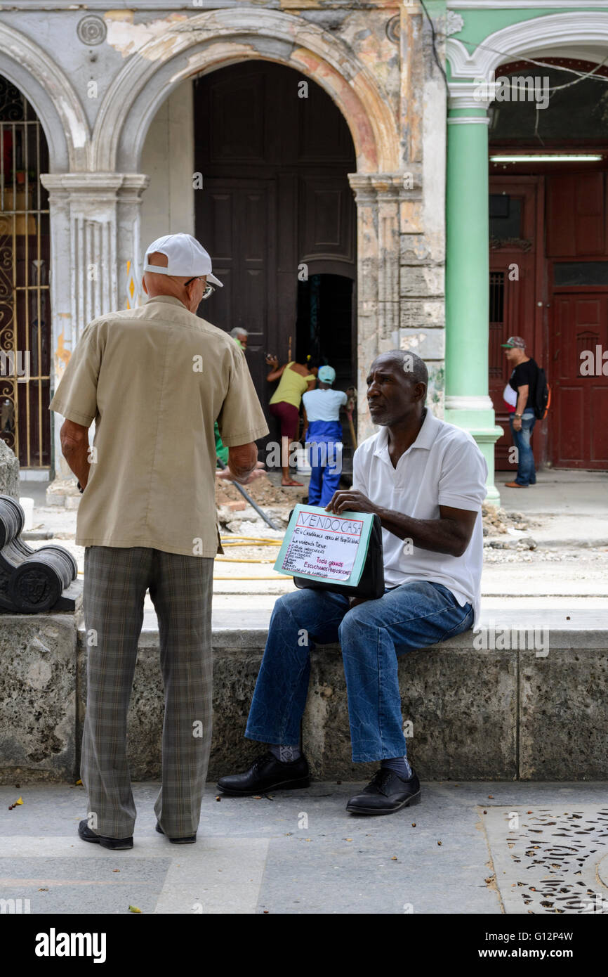 La popolazione locale pubblicità proprietà in vendita in occasione della riunione informale mercato immobiliare sul Paseo de Marti (Prado), Old Havana, Cuba Foto Stock