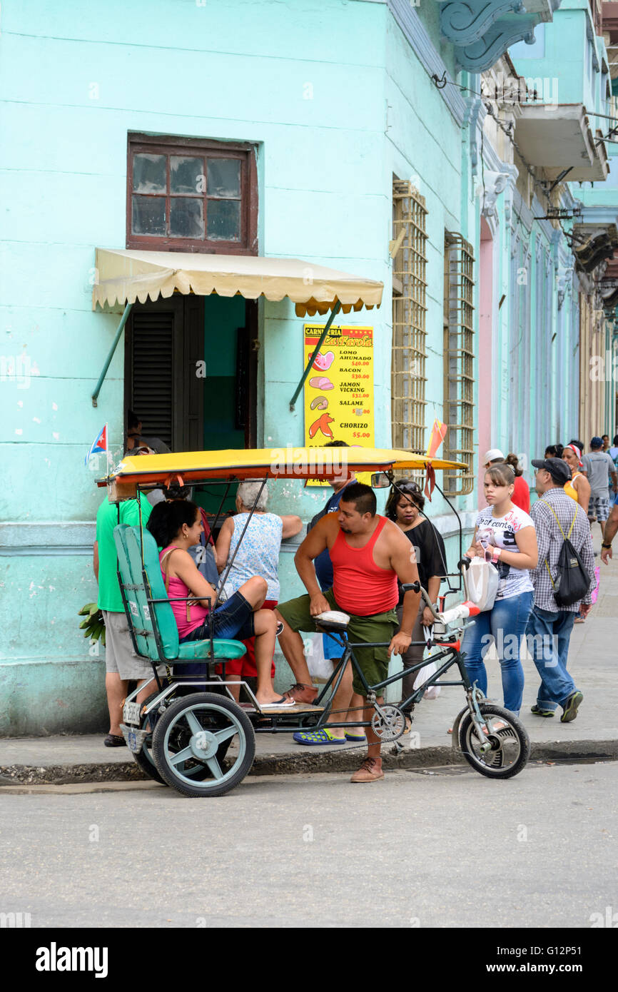 Gli amanti dello shopping si raccolgono al di fuori di una macelleria nel centro di Avana, Havana, Cuba Foto Stock
