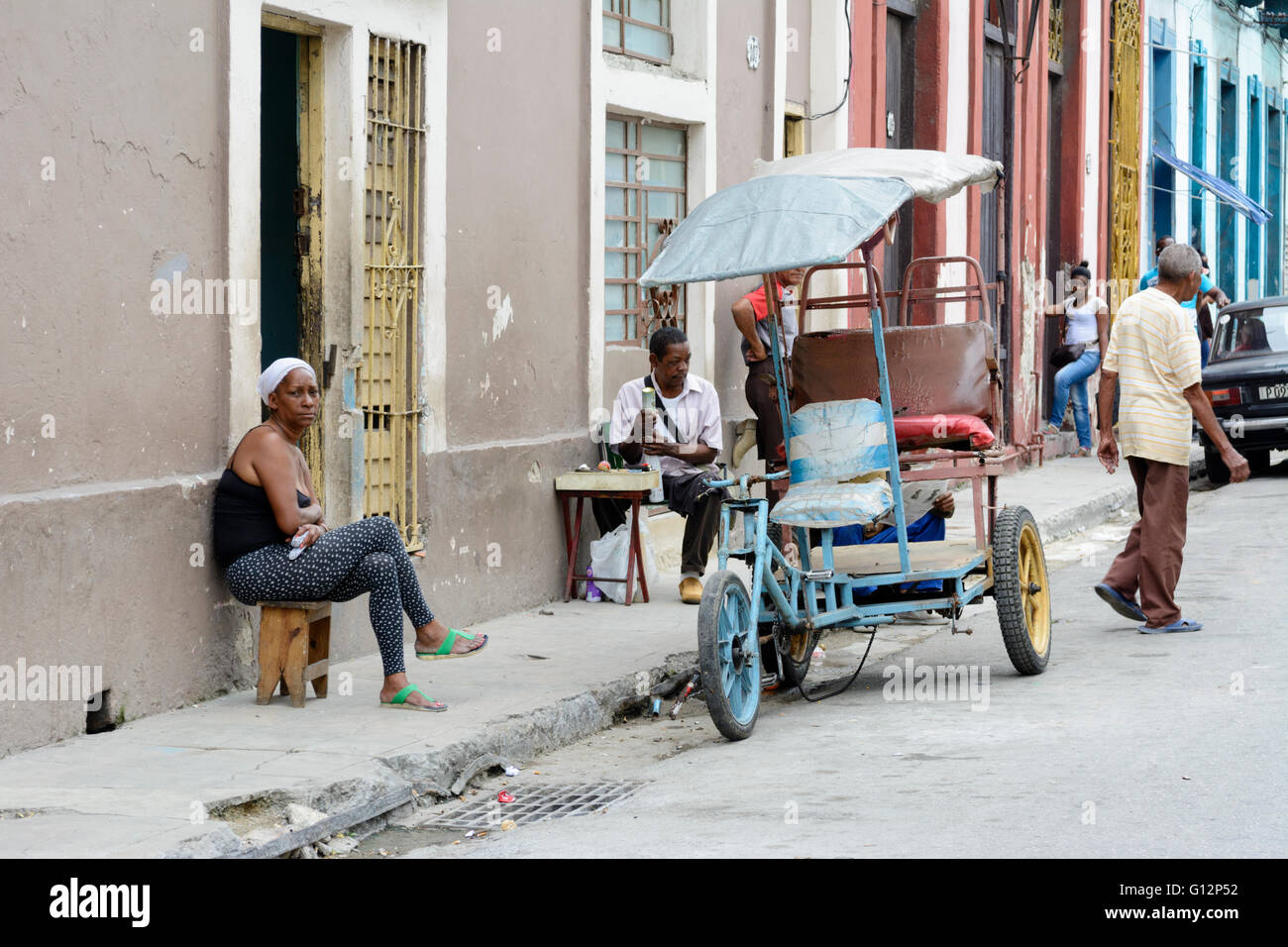 Una tipica scena di strada nel centro di Avana, Havana, Cuba Foto Stock