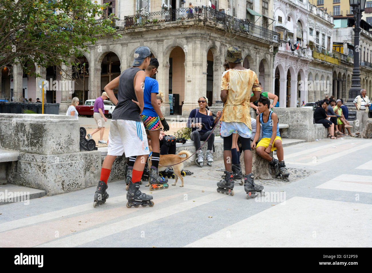 I giovani cubani si riuniscono per un pomeriggio di rollerskating sul Paseo de Marti (Prado), l'Avana Vecchia Havana, Cuba Foto Stock