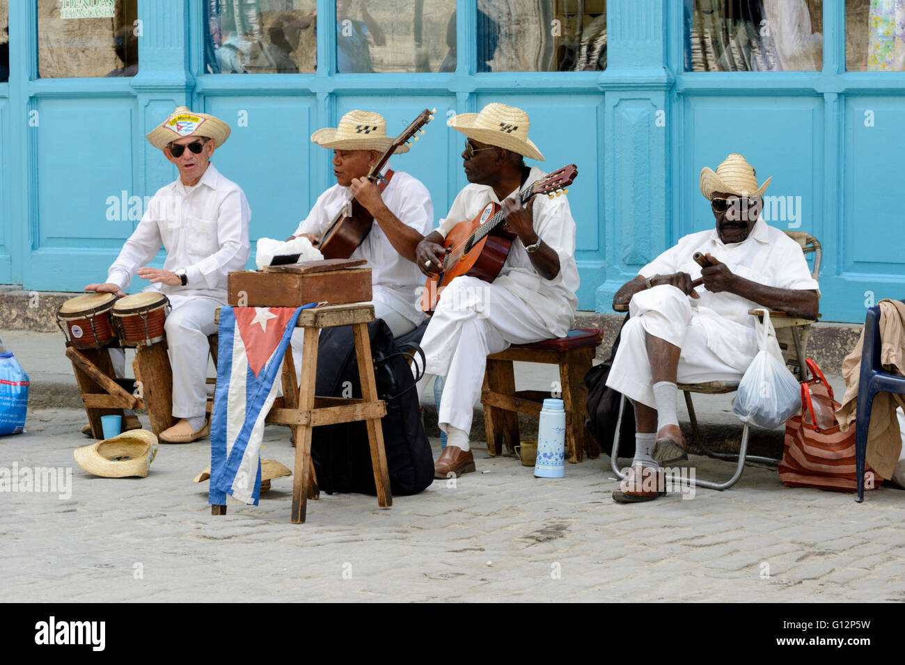 Musicisti di strada eseguire per i turisti e per i suggerimenti in Avana Vecchia, Havana, Cuba Foto Stock