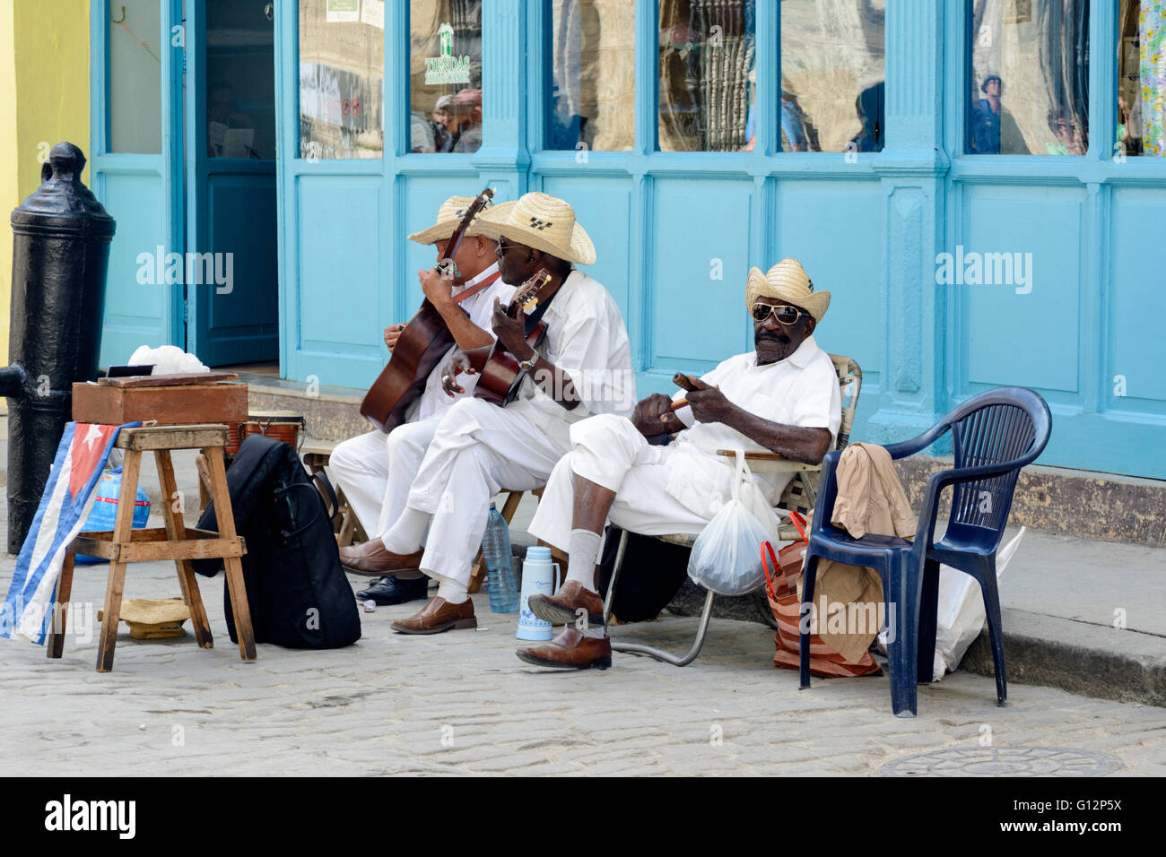 Musicisti di strada eseguire per i turisti e per i suggerimenti in Avana Vecchia, Havana, Cuba Foto Stock