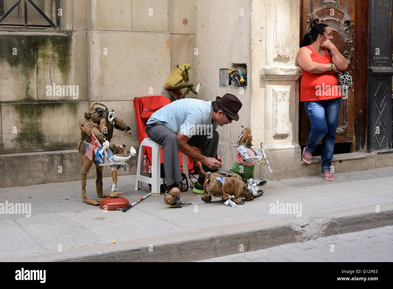 Un animatore di strada prepara il suo meccanico di marionette per la sua performance a l'Avana Vecchia Havana, Cuba Foto Stock