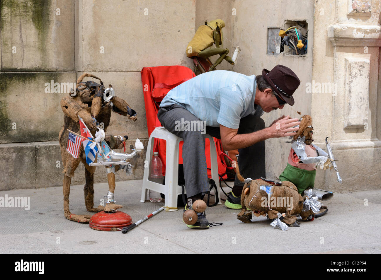 Un animatore di strada prepara il suo meccanico di marionette per la sua performance a l'Avana Vecchia Havana, Cuba Foto Stock