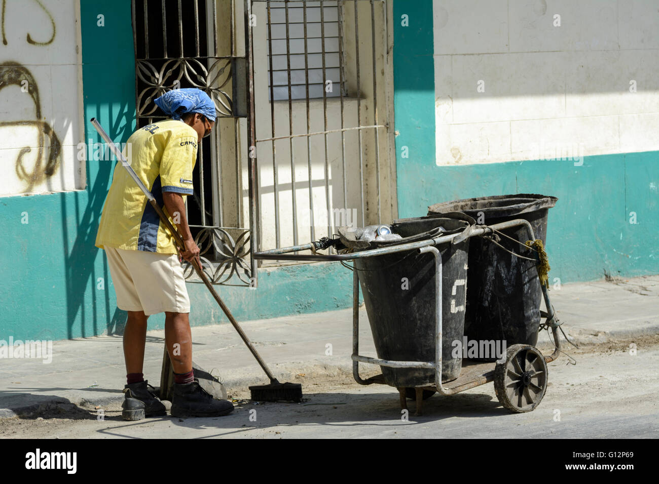 Una femmina di pulitore di via al lavoro nel centro di Avana, Havana, Cuba Foto Stock