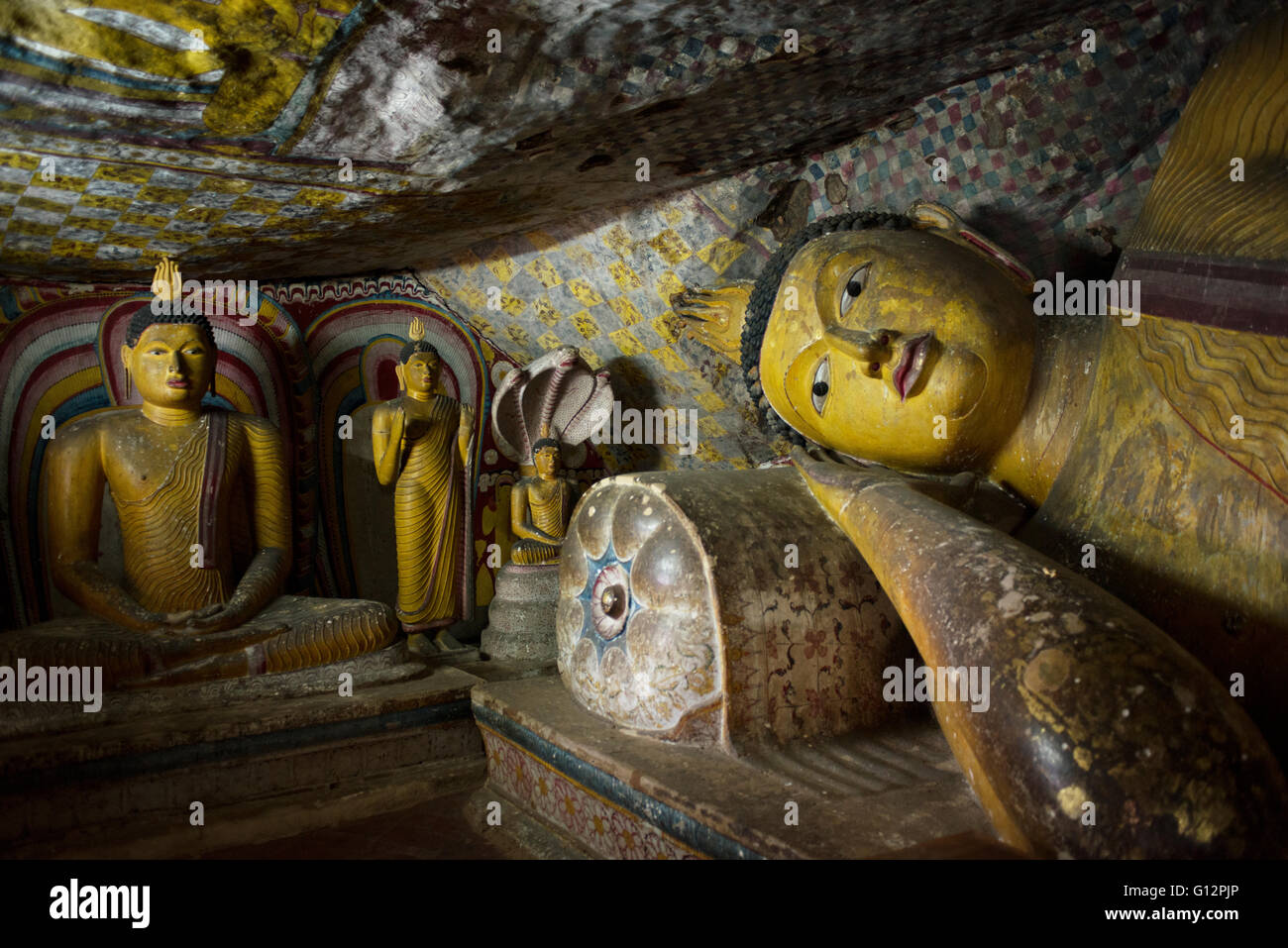 Il Buddha sdraiato, Grotta dei templi, Sito Patrimonio Mondiale dell'UNESCO, Dambulla, Nord provincia centrale, Sri Lanka, Asia Foto Stock