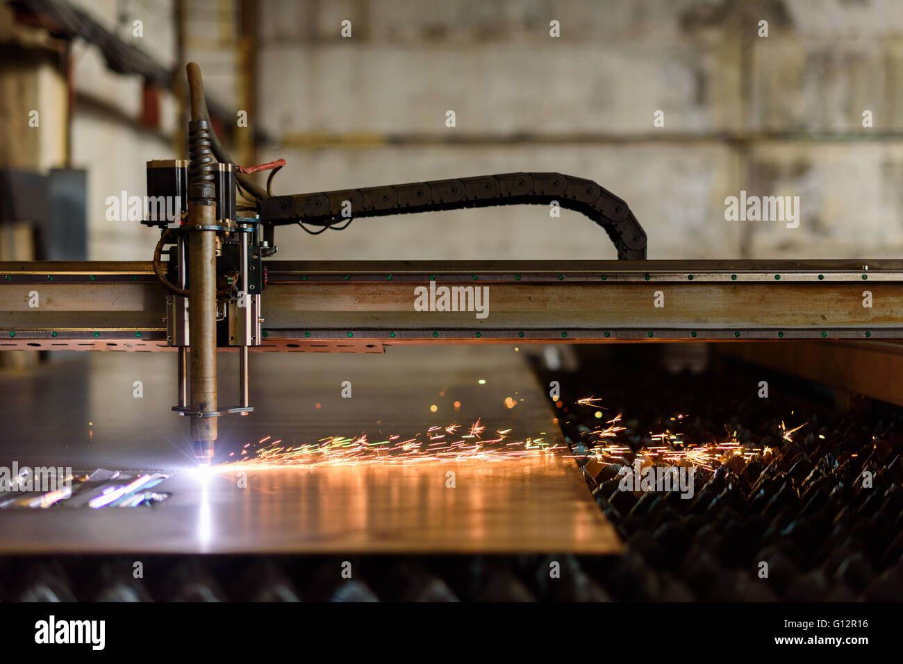 Dispositivo di saldatura piastra di taglio sull'industria pesante impianto Foto Stock