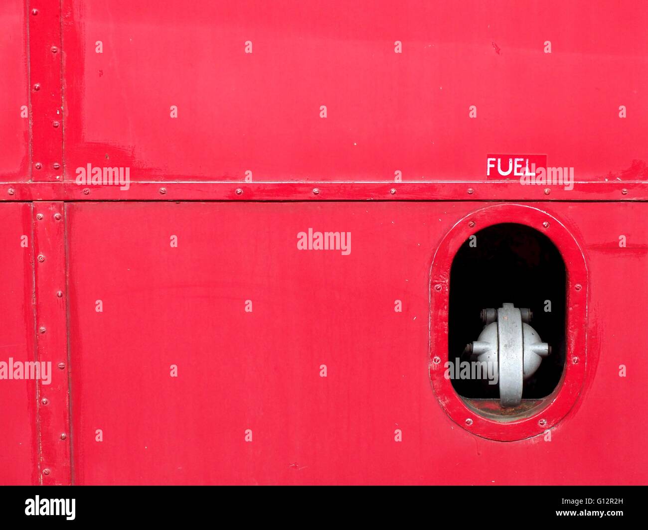 Londra autobus Routemaster il tappo del serbatoio del combustibile e il testo Foto Stock