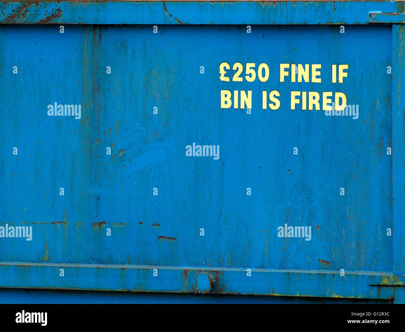 Blue saltare con la Scrittura dice £250 ammenda se Bin è sparato Foto Stock Blue saltare con la Scrittura dice £250 ammenda se Bin è sparato Foto Stock