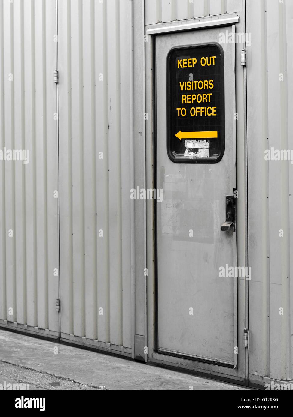 Magazzino porta con cartello tenere fuori i visitatori Report per Office Foto Stock