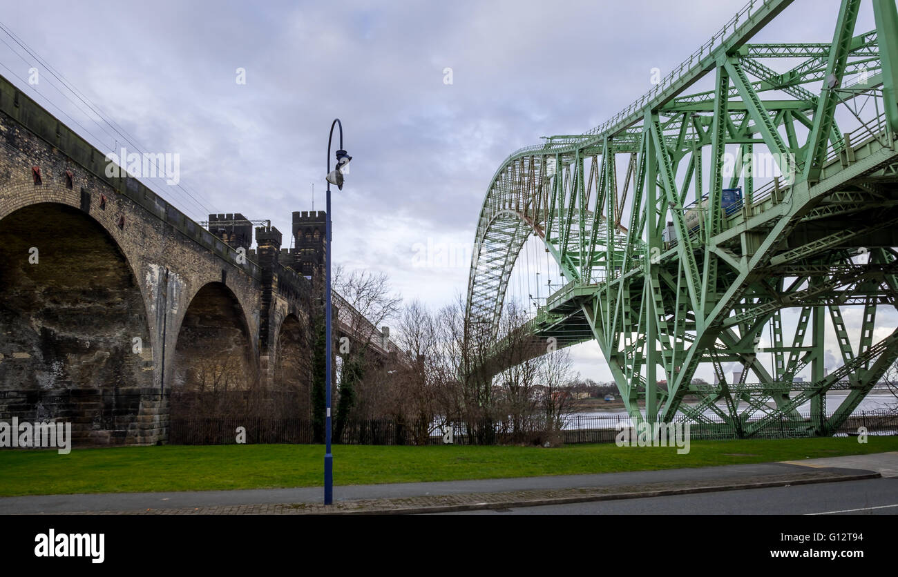 Il Giubileo d'argento (Runcorn) ponte & Runcorn ponte ferroviario (Runcorn lato). Foto Stock