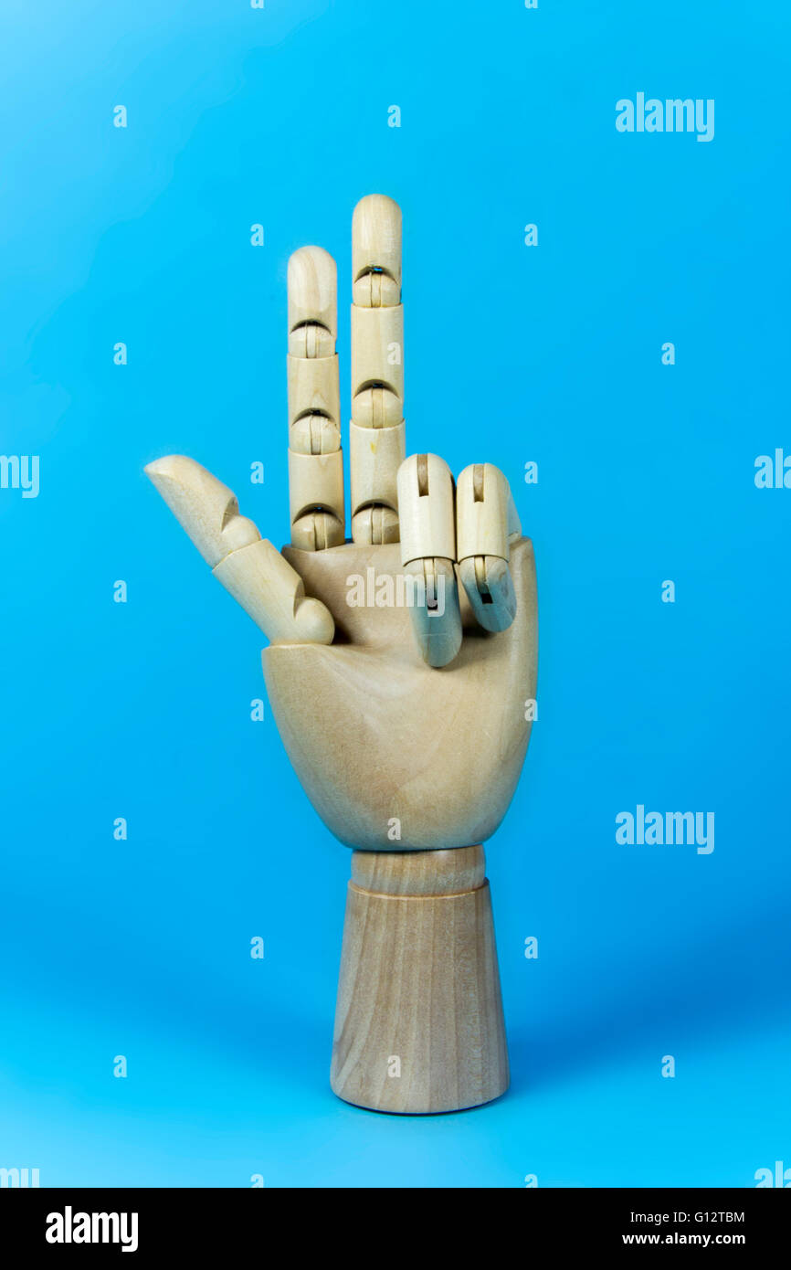 Mano legno, mano, tre dita, sfondo blu Foto Stock