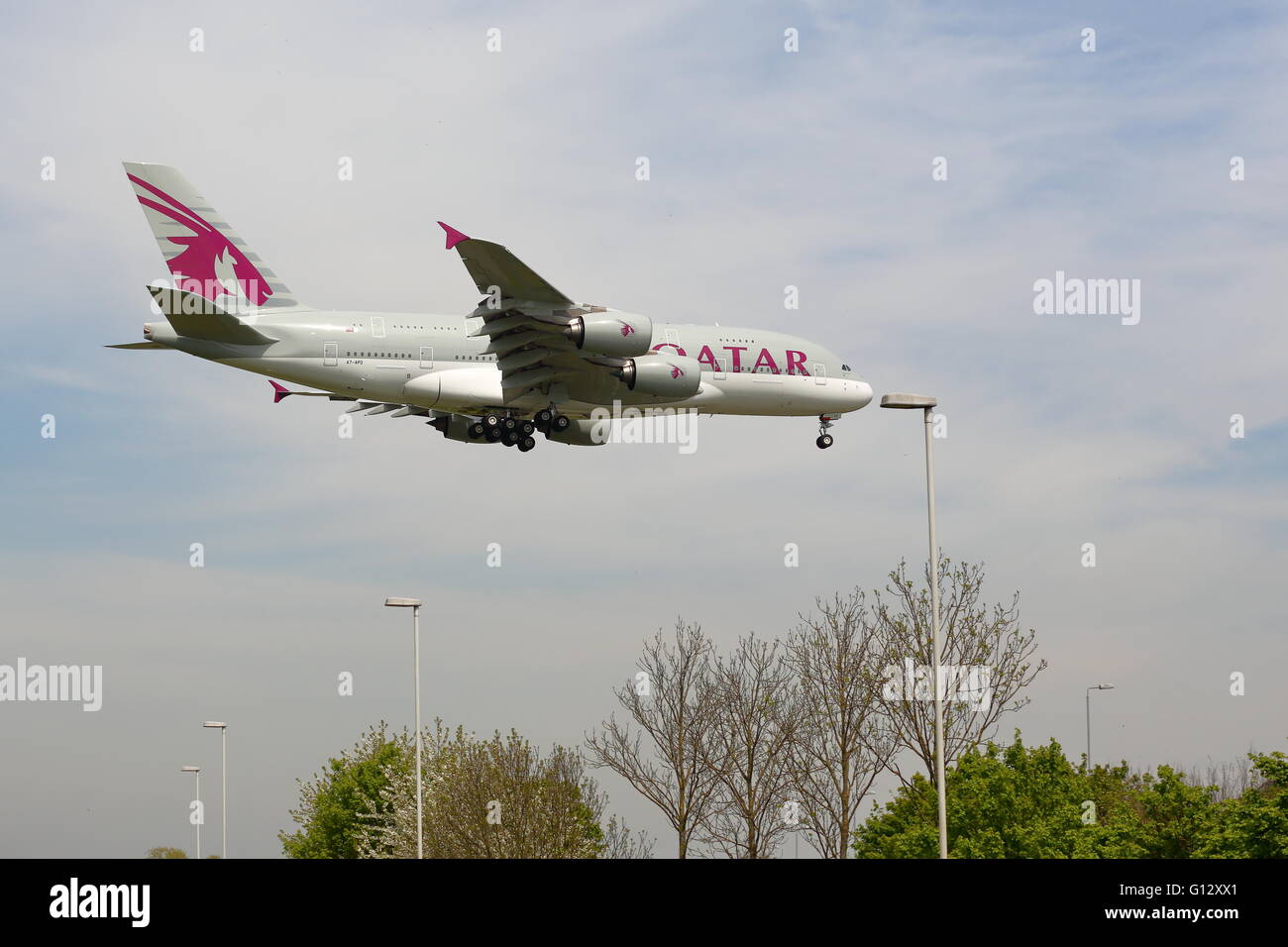 Qatar Airways Airbus A380 A7-APD arrivando all'aeroporto di Heathrow di Londra, Regno Unito Foto Stock