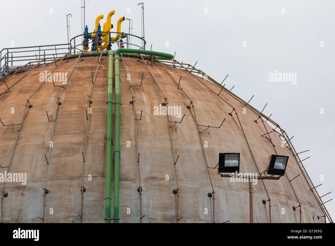 Dettagli di vecchi serbatoi di gas di forma sferica Foto Stock