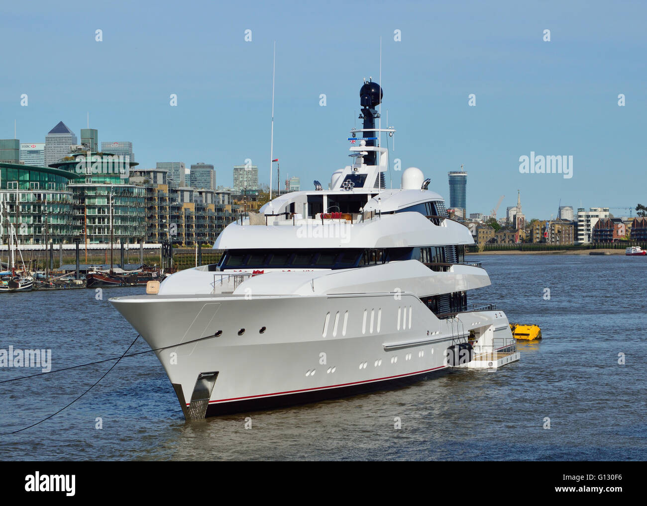Nuova costruzione di yacht di lusso svaniscono ormeggiato a Butler's Wharf  sul Tamigi in piscina inferiore Londra Foto stock - Alamy