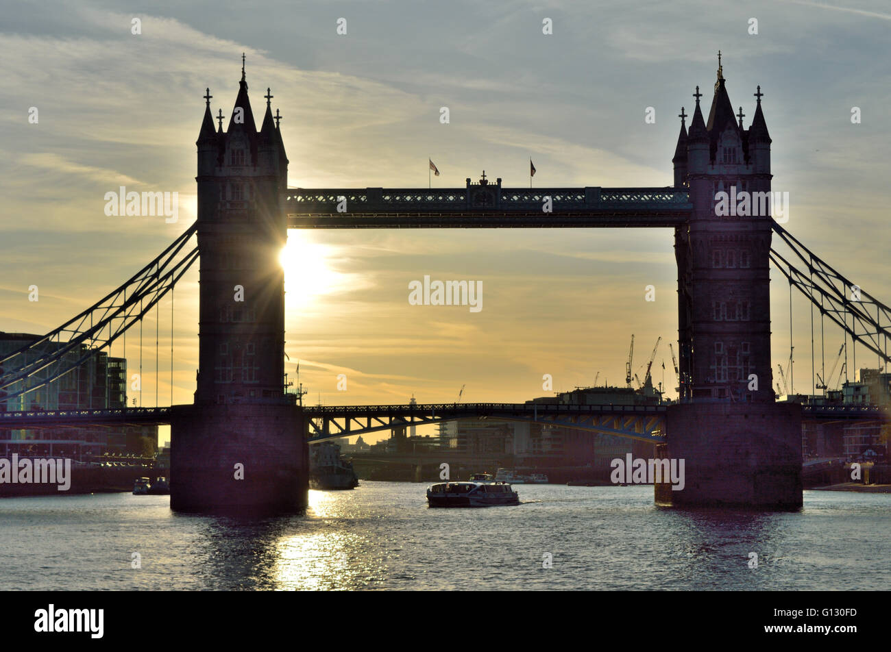 Il Tower Bridge di Londra al tramonto Foto Stock