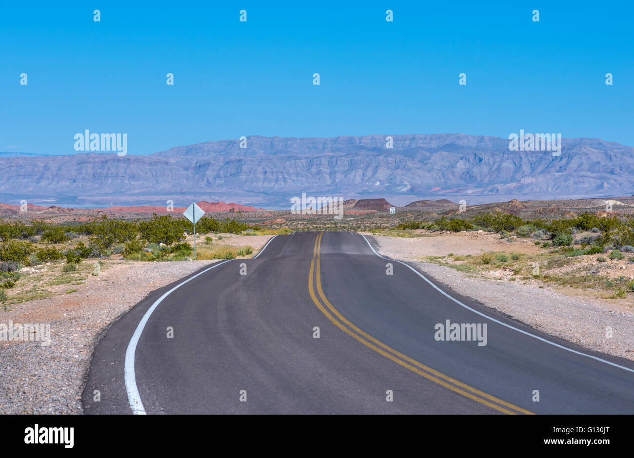 La Valle del Fuoco Autostrada, strada, deserto. La Valle del Fuoco del parco statale, Nevada. Foto Stock