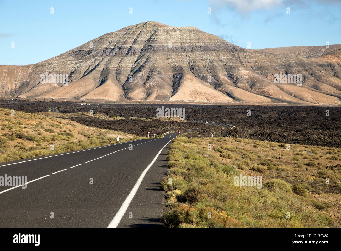 Strada che conduce verso il Montana del Medio montagna, Los Ajaches mountain range, Lanzarote, Isole Canarie, Spagna Foto Stock