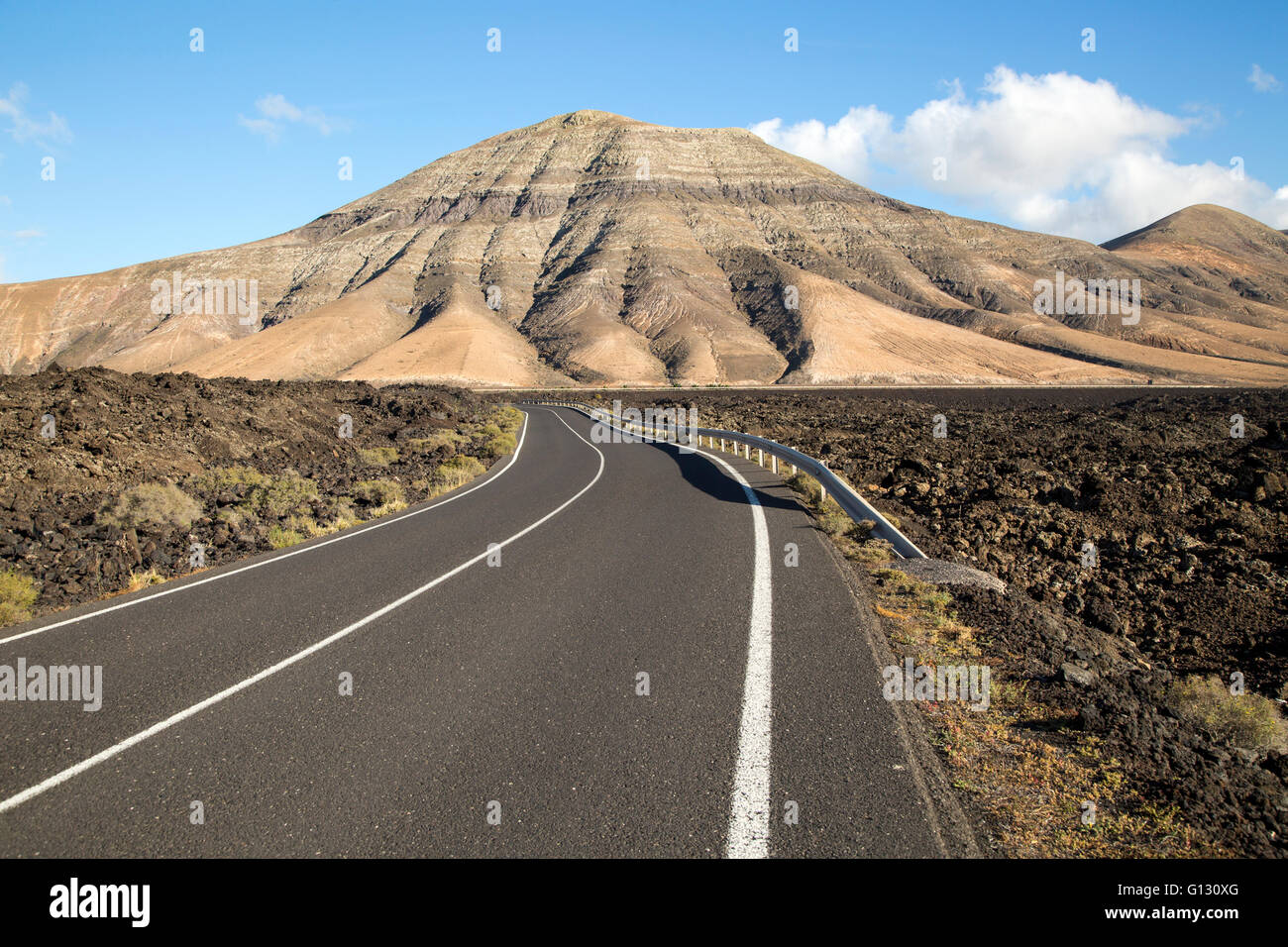 Strada che conduce verso il Montana del Medio montagna, Los Ajaches mountain range, Lanzarote, Isole Canarie, Spagna Foto Stock