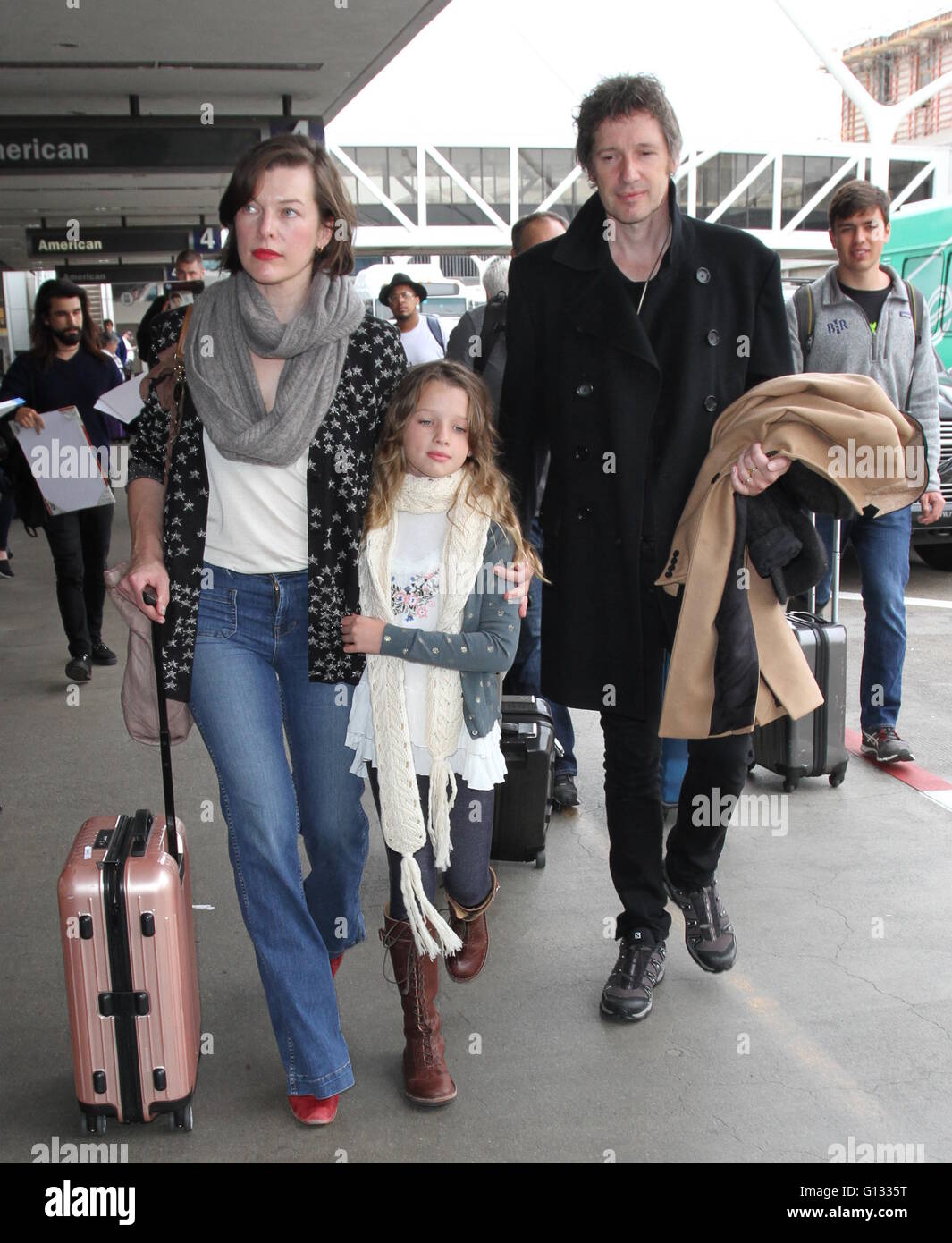Milla Jovovich con Paul W. S. Anderson e la figlia sempre Gabo Anderson presso l'Aeroporto Internazionale di Los Angeles (LAX) dotata di: Milla Jovovich, Paul W. S. Anderson, sempre Gabo Anderson dove: Los Angeles, California, Stati Uniti quando: 07 Apr 2016 Foto Stock