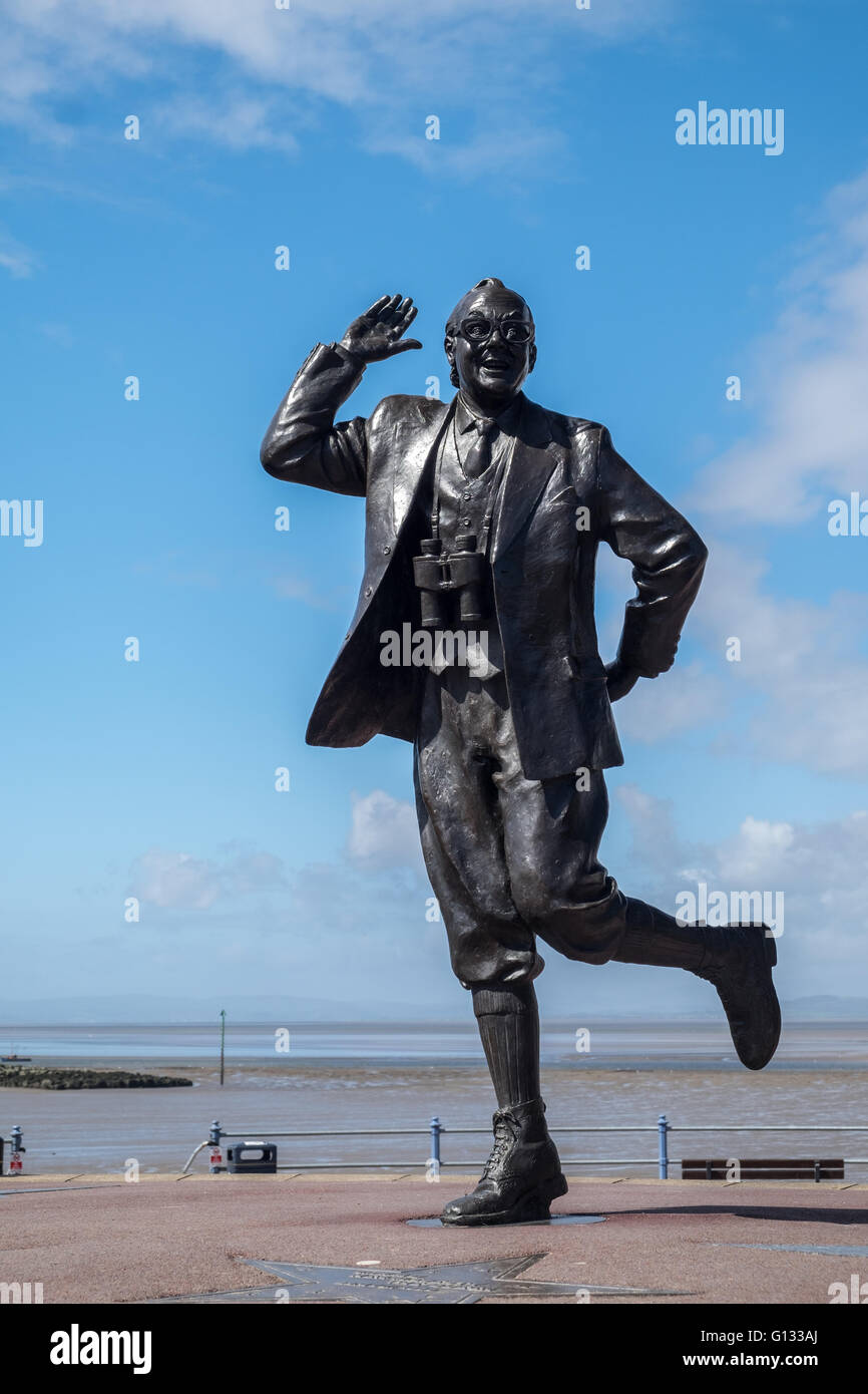 Statua in bronzo del comico, Eric Morecambe, sul lungomare di Blackpool, Lancashire Regno Unito Foto Stock