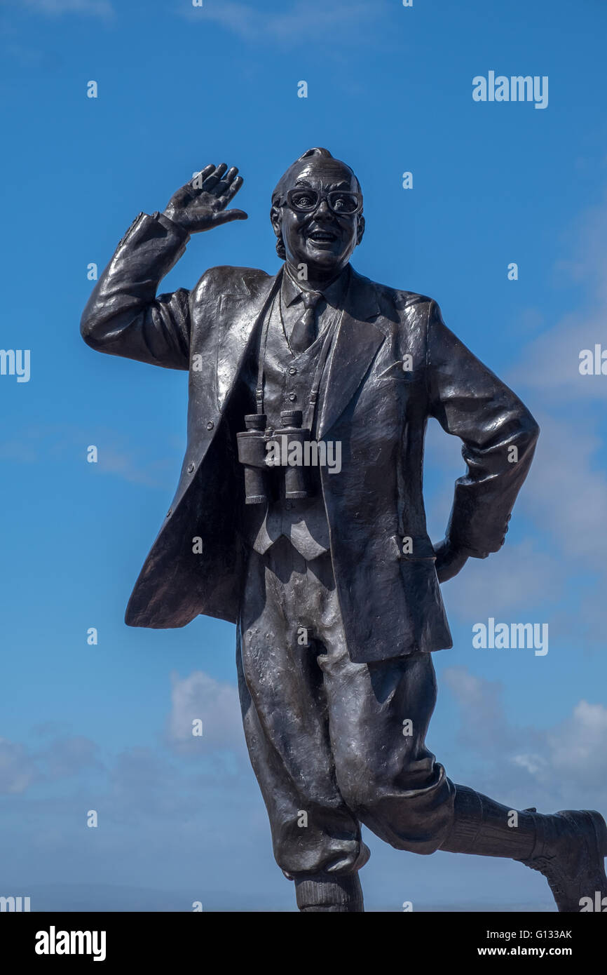 Statua in bronzo del comico, Eric Morecambe, sul lungomare di Blackpool, Lancashire Regno Unito Foto Stock