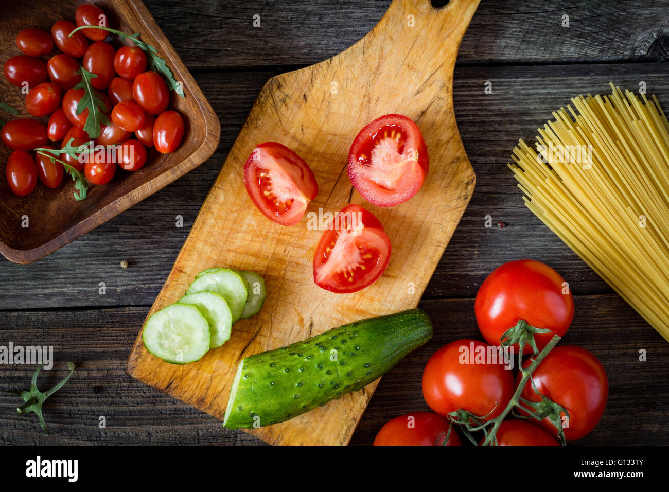 Ortaggi freschi per una sana insalata. Gli ingredienti della cucina sul tagliere di legno, vista dall'alto il cibo Foto Stock