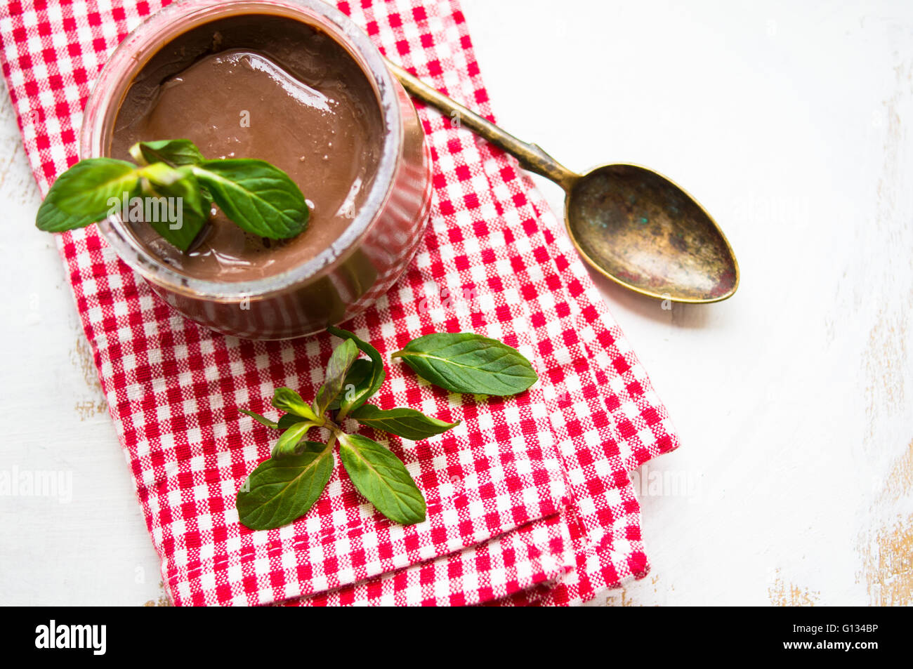 Francese dessert al cioccolato su tavola in legno rustico Foto Stock