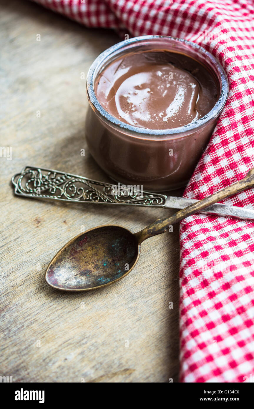Francese dessert al cioccolato su tavola in legno rustico Foto Stock