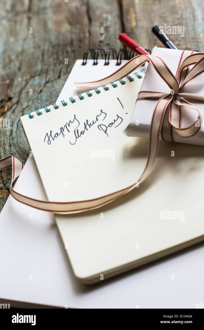 Presente casella e molla snowball fiori per la Festa della Mamma su sfondo rustico Foto Stock
